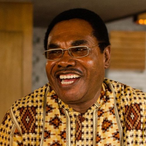 Mann in buntem afrikanischem Hemd mit Brille