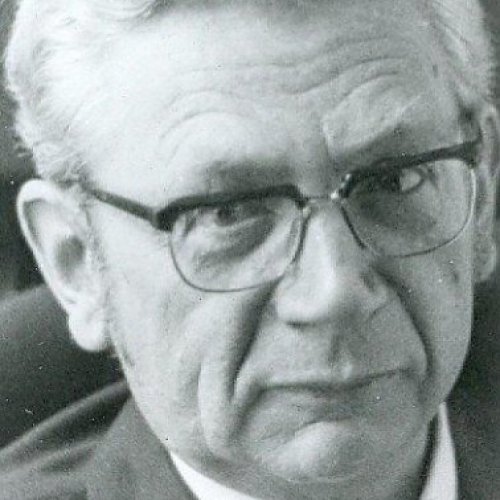 Schwarzweiß Foto eines älteren Herrn mit weißen Haaren und Brille