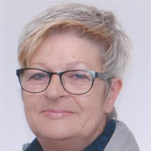 Frau mit kurzen grauen Haaren und Brille